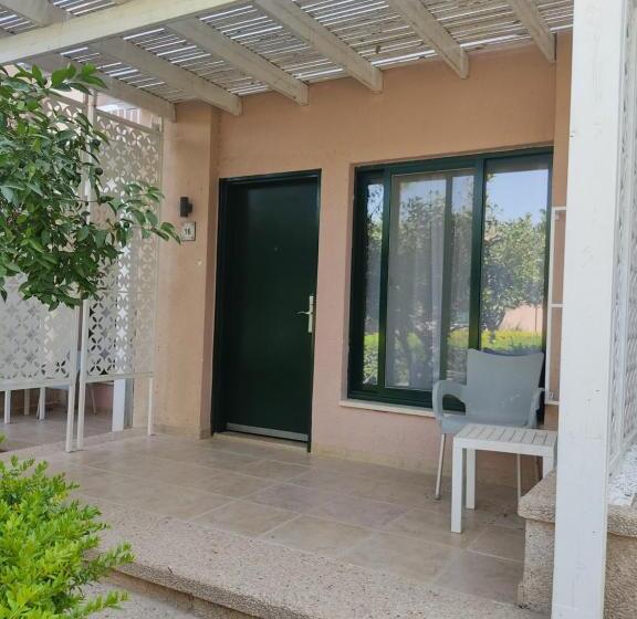 خانه یا کلبه ی ییلاقی با نمای استخر, Jericho Resort Village