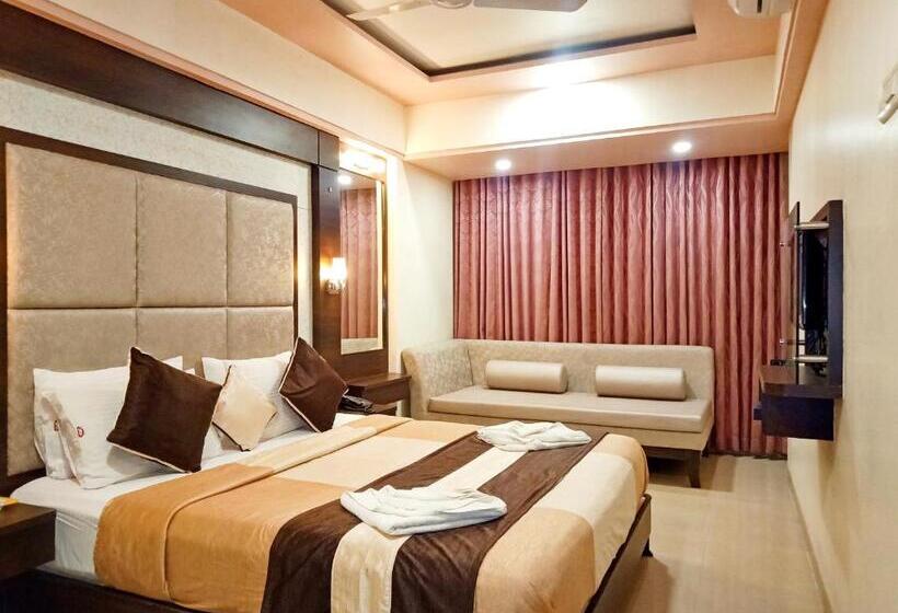 带大床的标准间, Poonam