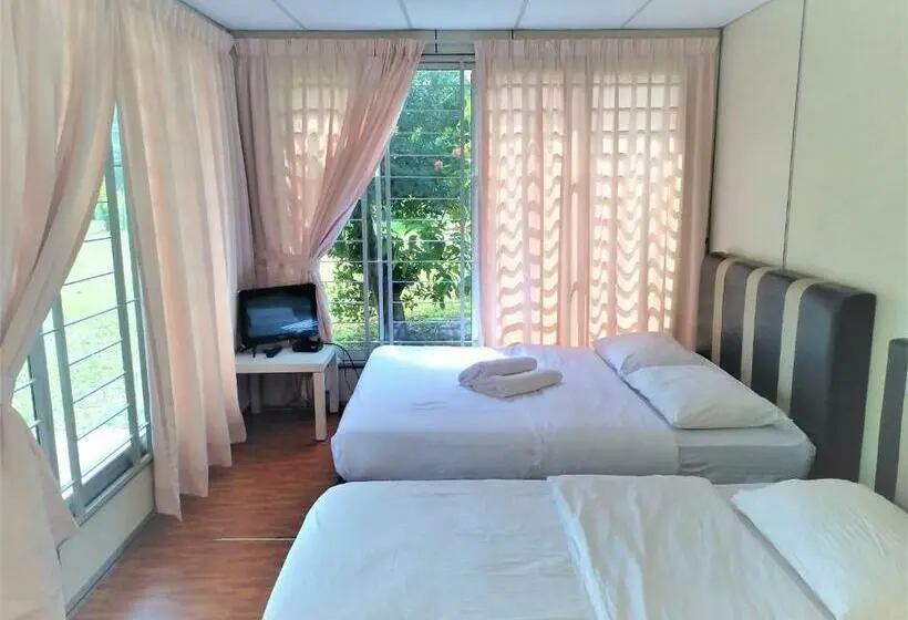 庭の見えるスタンダードトリプルルーム, Hasina Resort@sedili