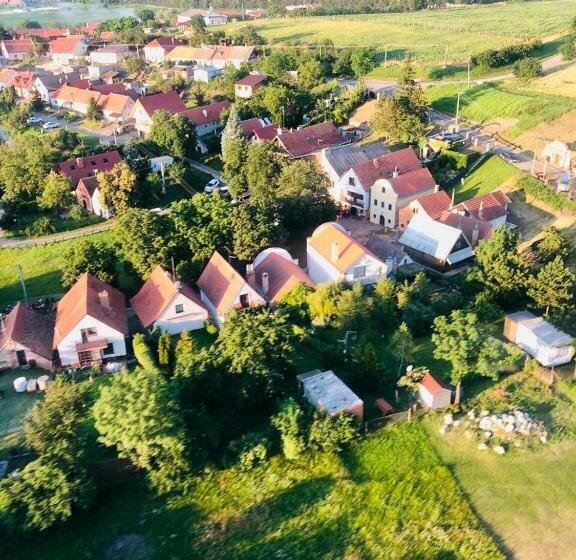 ファミリールーム, Vinný Tunel