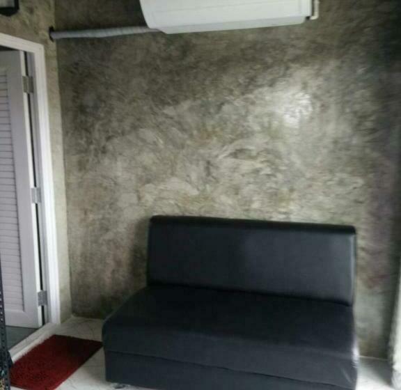 غرفة قياسية ثلاثية, Smile Box Coffee & Resort