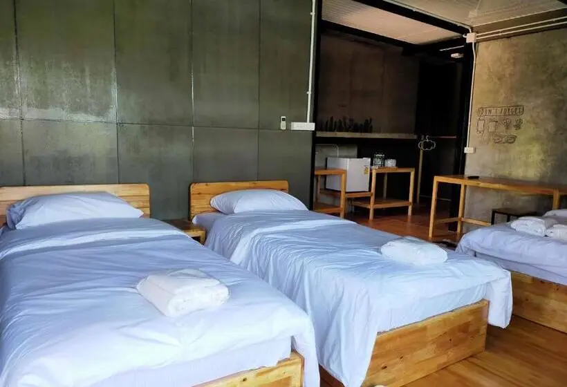 Deluxe Neljän Hengen Huone, Smile Box Coffee & Resort
