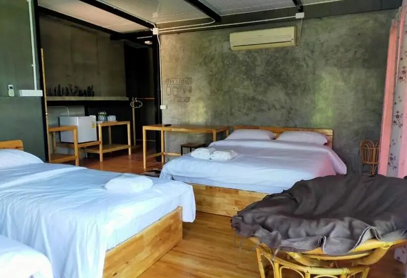 Deluxe Neljän Hengen Huone, Smile Box Coffee & Resort