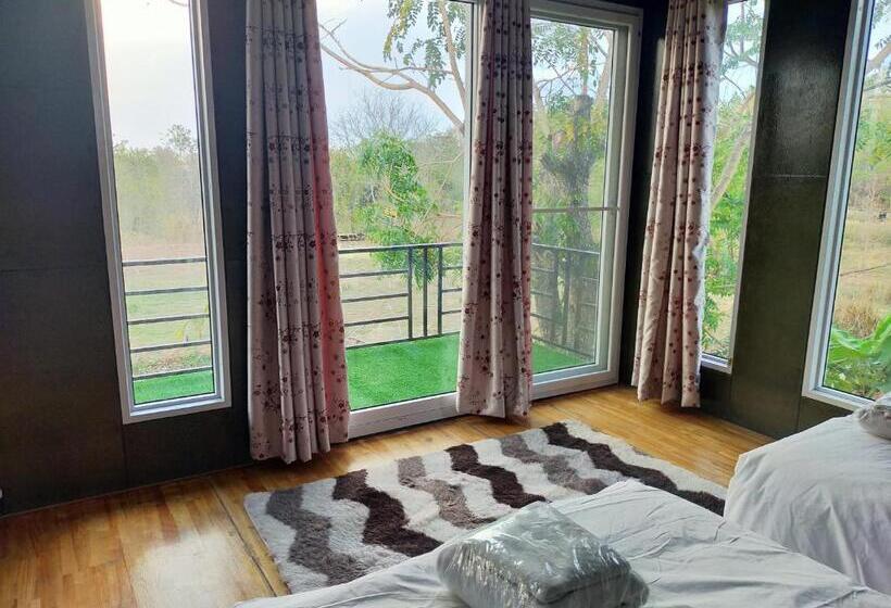 Четырехместный Номер Deluxe, Smile Box Coffee & Resort