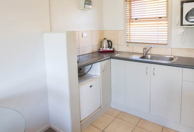 标准工作室, Absolute Lakeview Motel