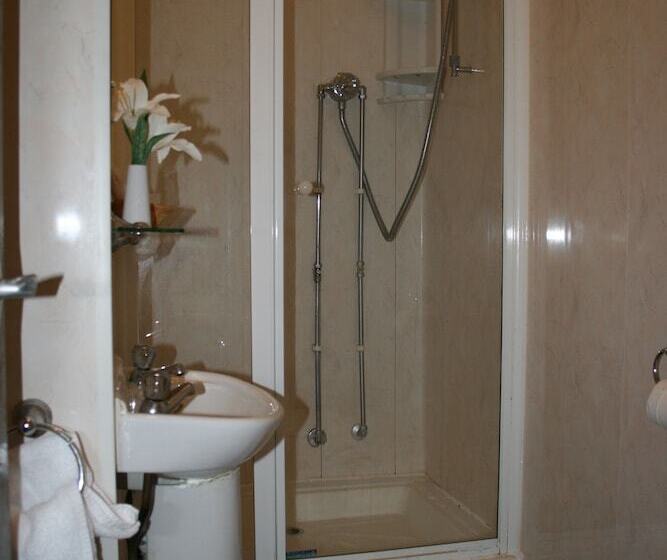 패밀리 룸, The Blenheim Mount