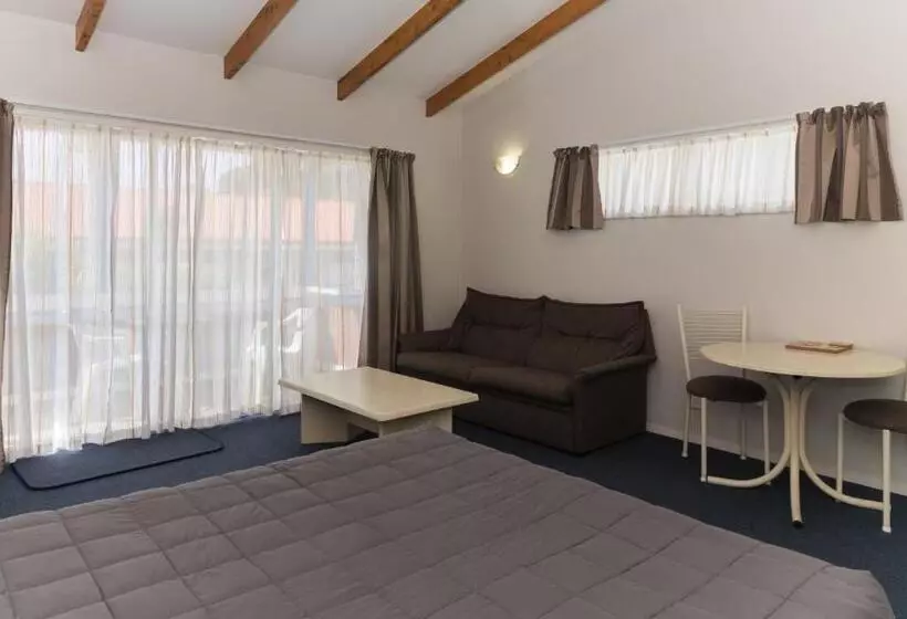 スタンダードスタジオ, Edelweiss Motel