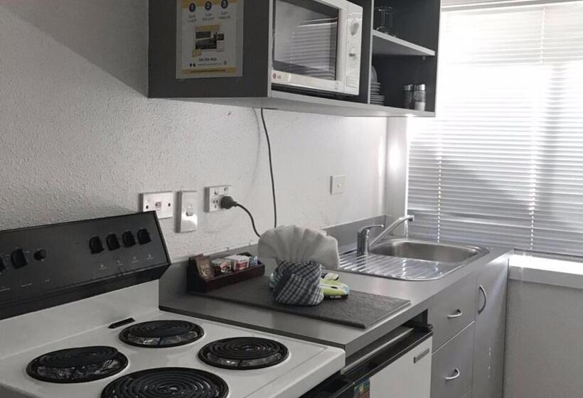 شقة غرفة واحدة, Edelweiss Motel