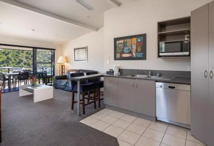 2 Bedroom Family Apartment Sea View, Harbour View Motel
