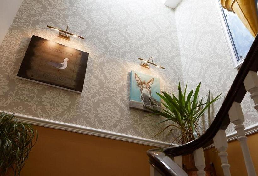 اتاق خانوادگی, Ashburton House  B&b