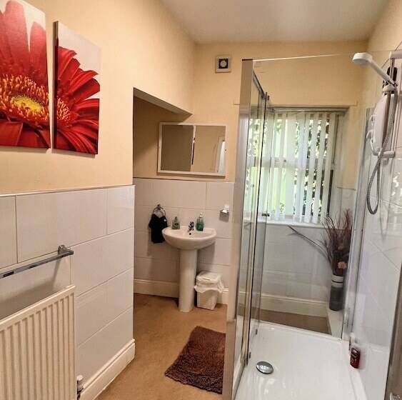 Quarto Triplo Estandar Banheiro Compartilhado, Castle Lodge Guest House 86 88 Sheil Rd L6 3af