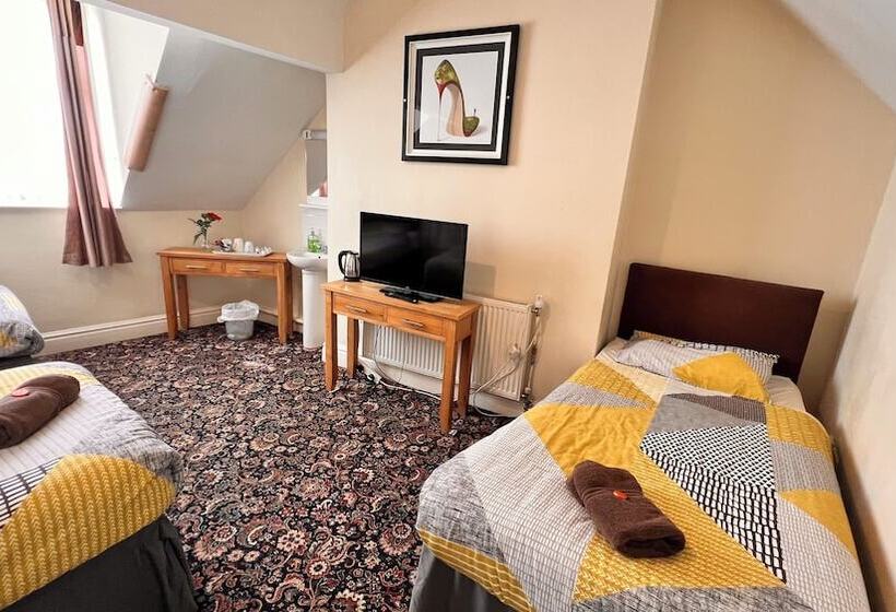 Quarto Triplo Estandar Banheiro Compartilhado, Castle Lodge Guest House 86 88 Sheil Rd L6 3af