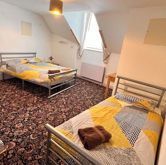 Трехместный Номер Стандарт Совместная Ванная, Castle Lodge Guest House 86 88 Sheil Rd L6 3af