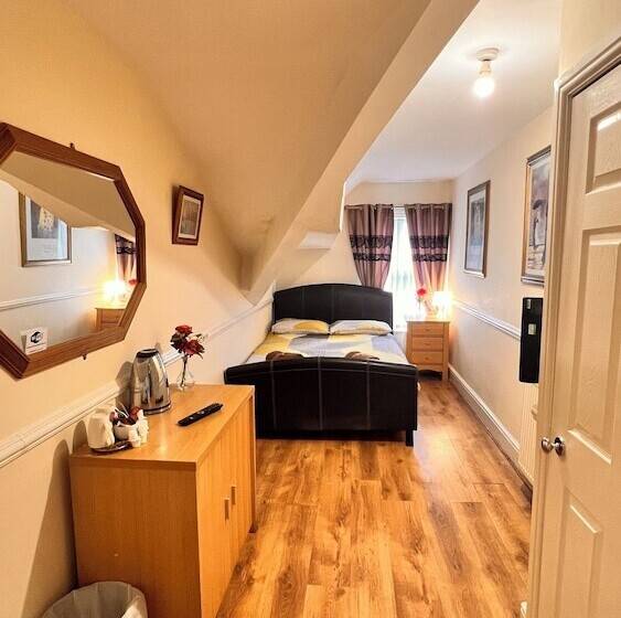 Номер Стандарт, Castle Lodge Guest House 86 88 Sheil Rd L6 3af