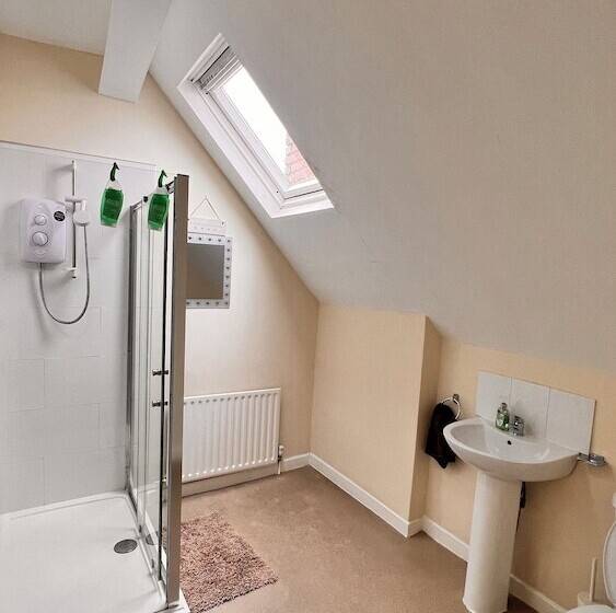 Семейный Номер, Castle Lodge Guest House 86 88 Sheil Rd L6 3af