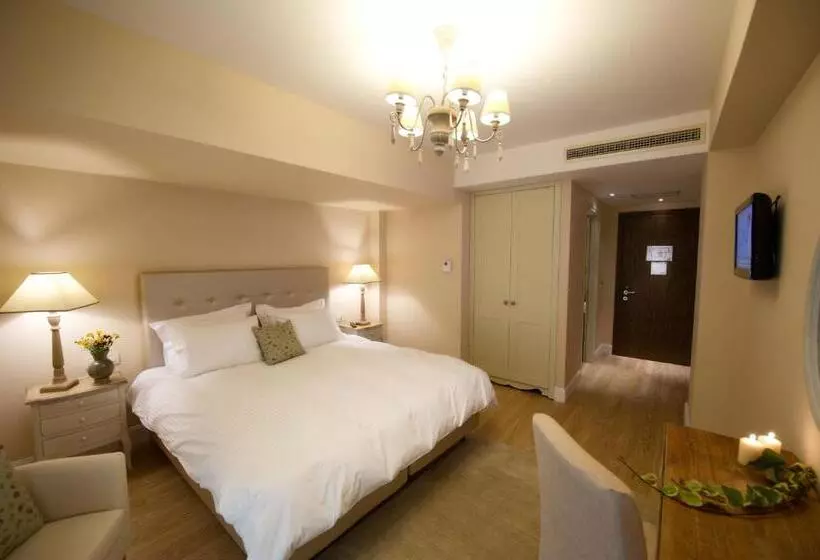 Suite with lake view, Mir Boutique