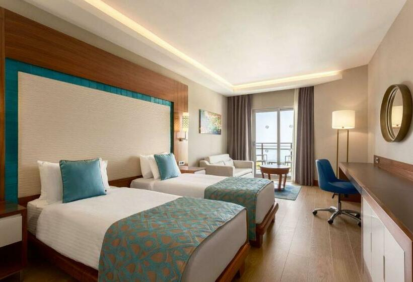 Номер Superior Вид на Море, Ramada by Wyndham Resort Kusadasi
