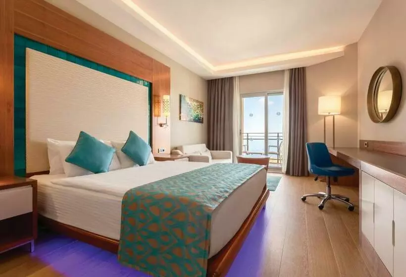 اتاق سوپریور با چشم‌انداز دریا, Ramada by Wyndham Resort Kusadasi