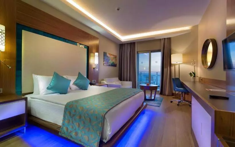 اتاق سوپریور با چشم‌انداز دریا, Ramada by Wyndham Resort Kusadasi