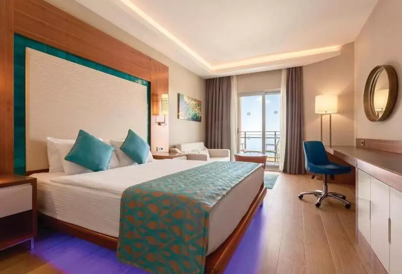 اتاق سوپریور با چشم‌انداز دریا, Ramada by Wyndham Resort Kusadasi
