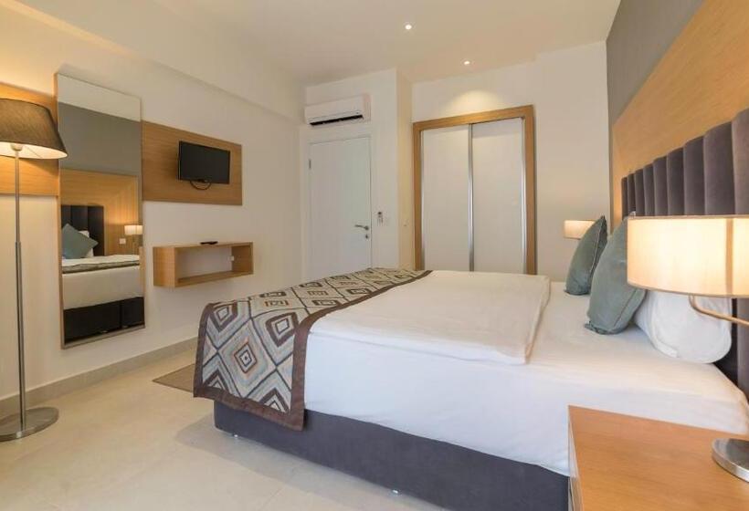 מיטת קינג בסוויטה, Ramada by Wyndham Resort Kusadasi