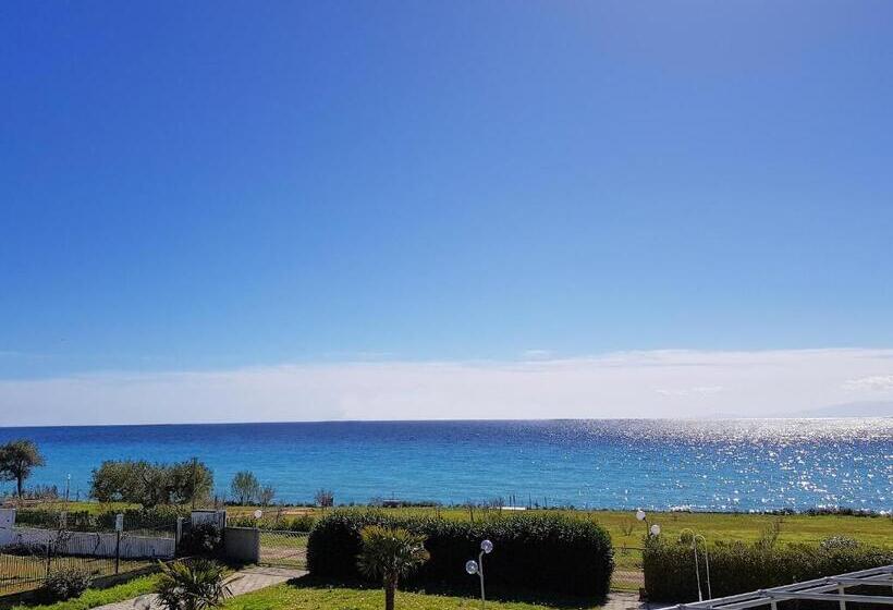 بانگلوی استاندارد با چشم‌انداز دریا, Skion Palace Beach Hotel   Bungalows Boutique