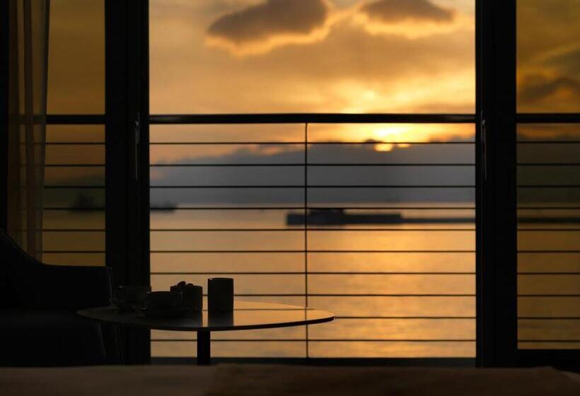 اتاق سوپریور با تخت بزرگ, Sunborn Gibraltar