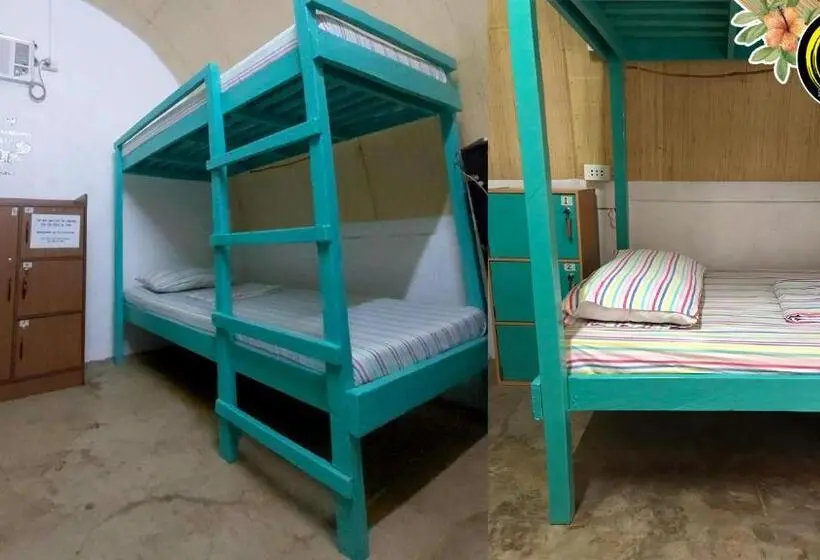 ルームシェアのワンベッド, Love Shack Hostel & Cafe