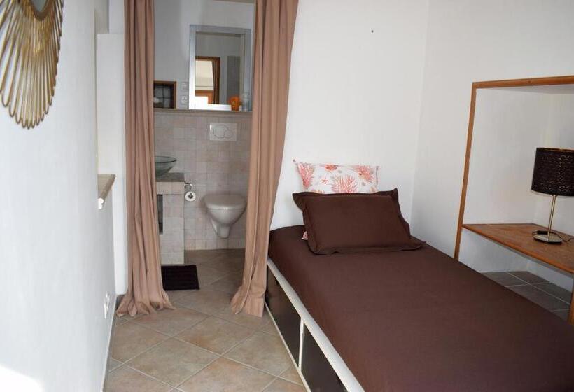 חדר יחיד נוף בריכה, Autour Du Soleil