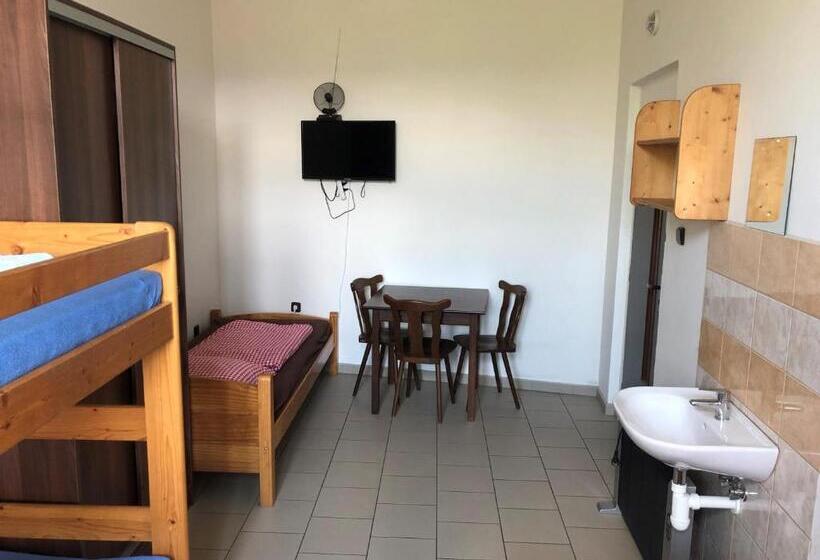 חדר סטנדרט לארבעה, Restaurace U Kostela