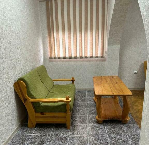 דירת חדר, Suhin Dol