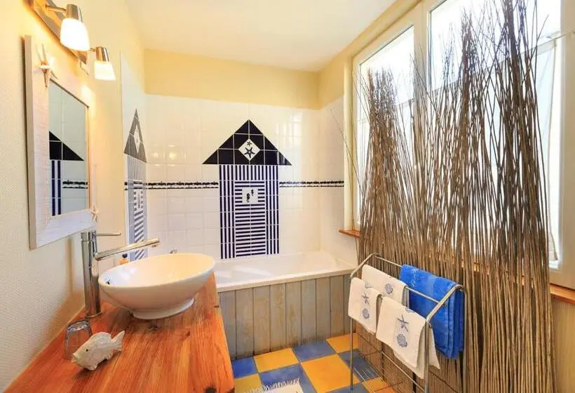 オーシャンビュースタンダードルーム, Les Transats Chambre Et Appartements Vue Mer