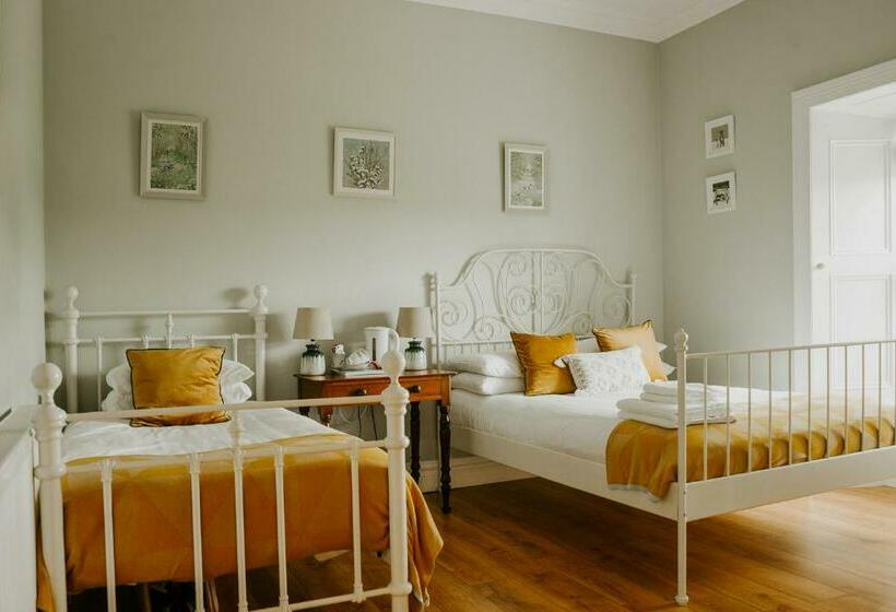 舒适三人间, Abbeyview House