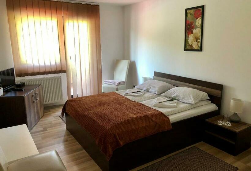 テラス付きスタンダードルーム, Aranykakas étterem és Panzió