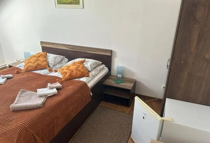 スタンダードルーム, Aranykakas étterem és Panzió
