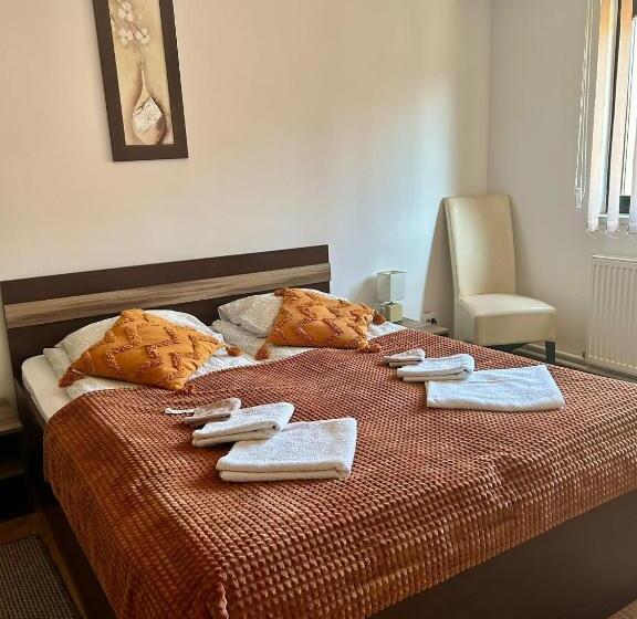 スタンダードルーム, Aranykakas étterem és Panzió