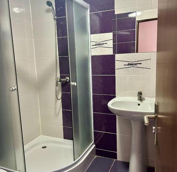 スタンダードルーム, Aranykakas étterem és Panzió