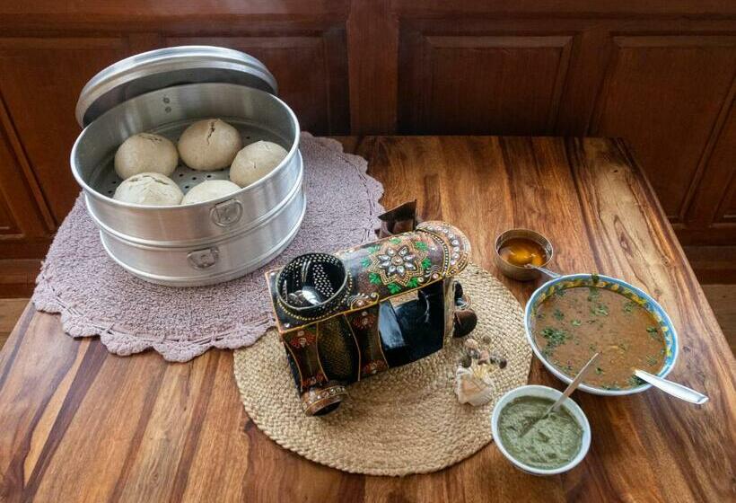 キングサイズベッドのスタンダードルーム, Nirvana Homes Rarta