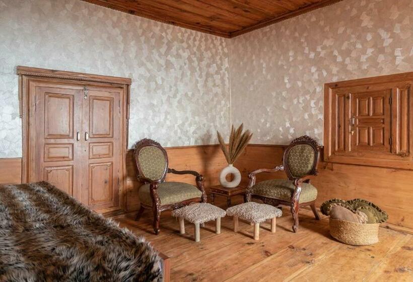 キングサイズベッドのスタンダードルーム, Nirvana Homes Rarta