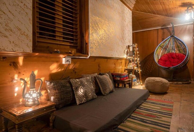 キングサイズベッドのスタンダードルーム, Nirvana Homes Rarta