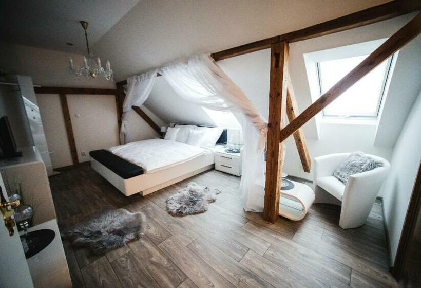 Номер Deluxe, Restaurace čp.2