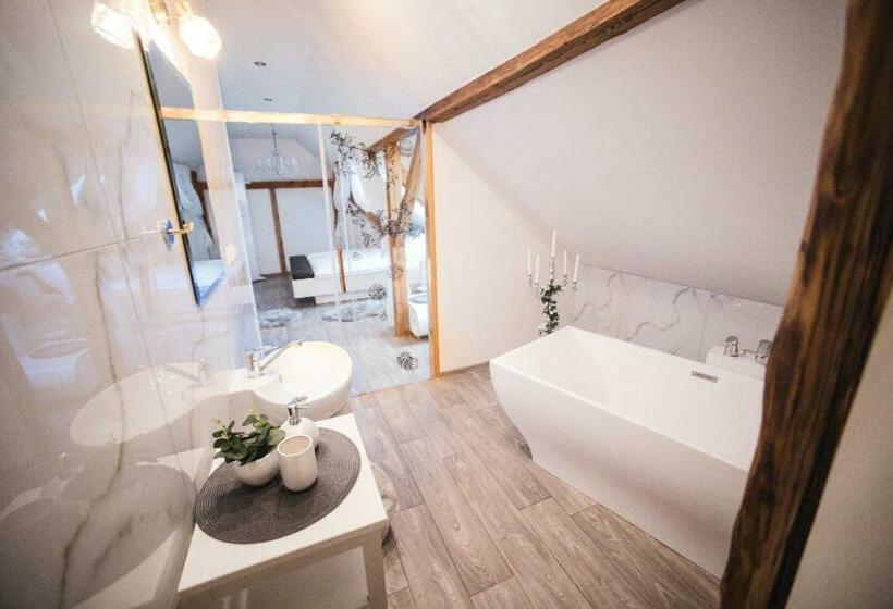 Номер Deluxe, Restaurace čp.2