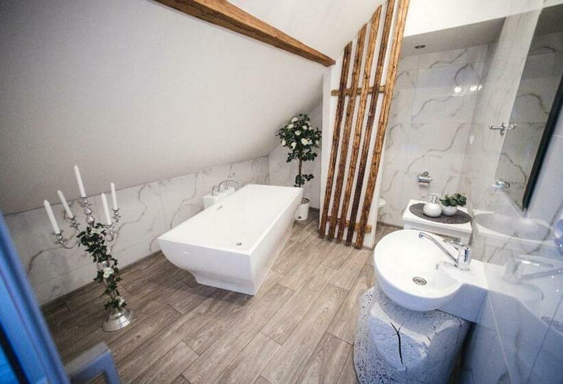 Номер Deluxe, Restaurace čp.2