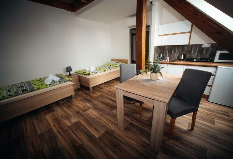 Люкс, Restaurace čp.2