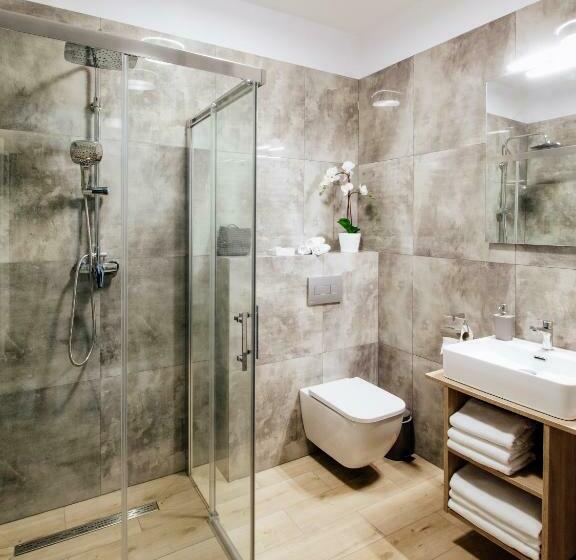 标准单人间, Absolwent