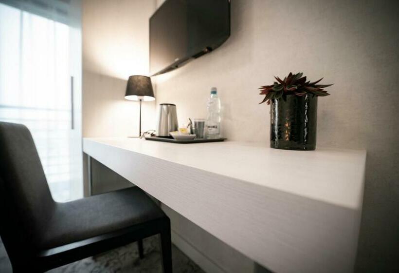 标准单人间, Absolwent