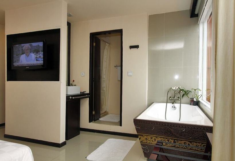 Junior Suite, East