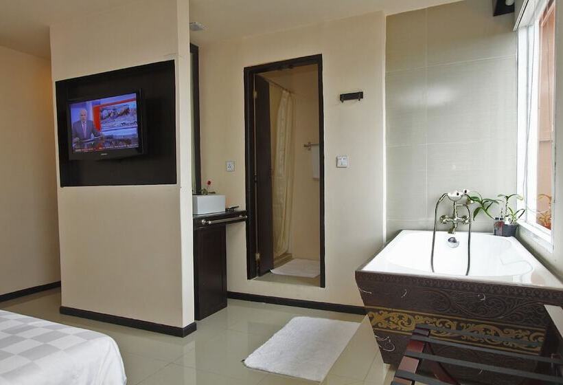 Junior Suite, East