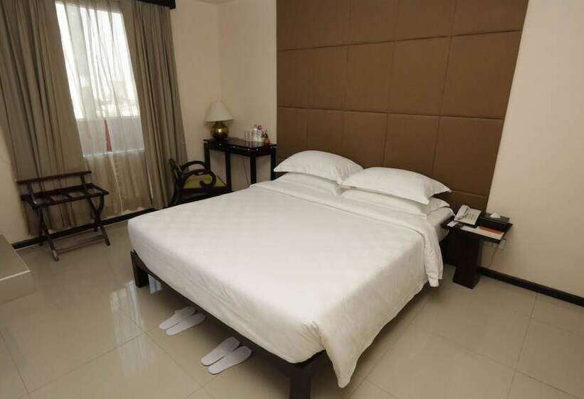 Junior Suite, East