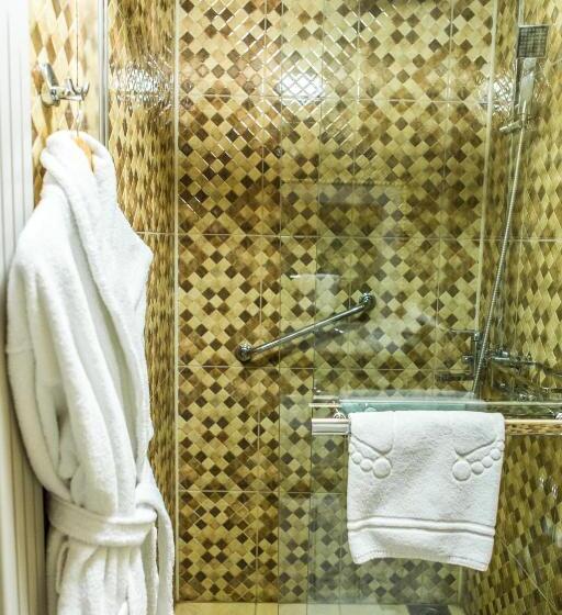 اتاق خانوادگی, Grand Sapphire